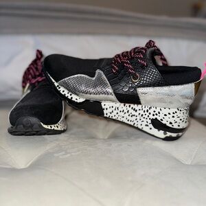 BRAND NEW Stylish Steve Madden Cliff Black and Pink Women's Sneakers